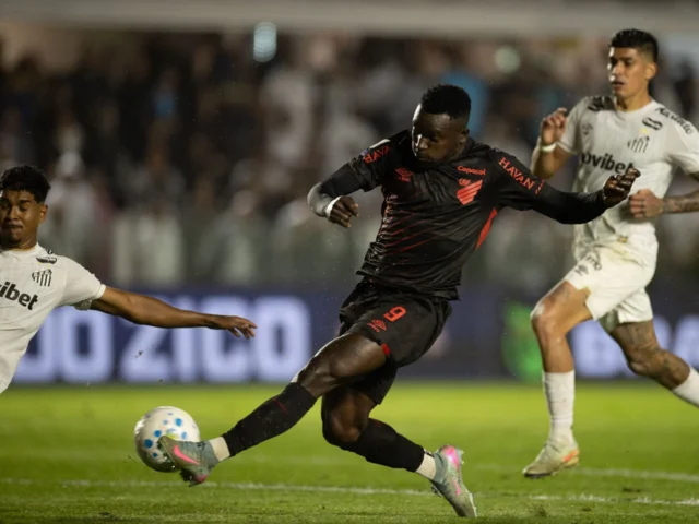 SANTOS PERDE PARA O ATHLETICO-PR, VOLTA AO Z4 E VÊ PRESSÃO AUMENTAR